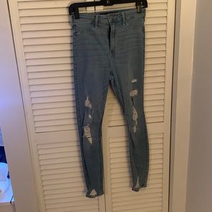 HOLLISTER JEGGINGS. LIGHT WASH.